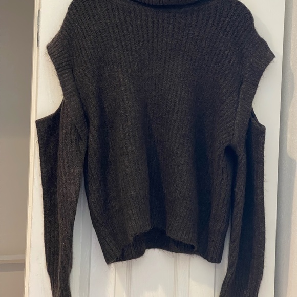 Benaar LA - Grey Women's Turtleneck Cold Shoulder Sweater - Picture 2 of 4